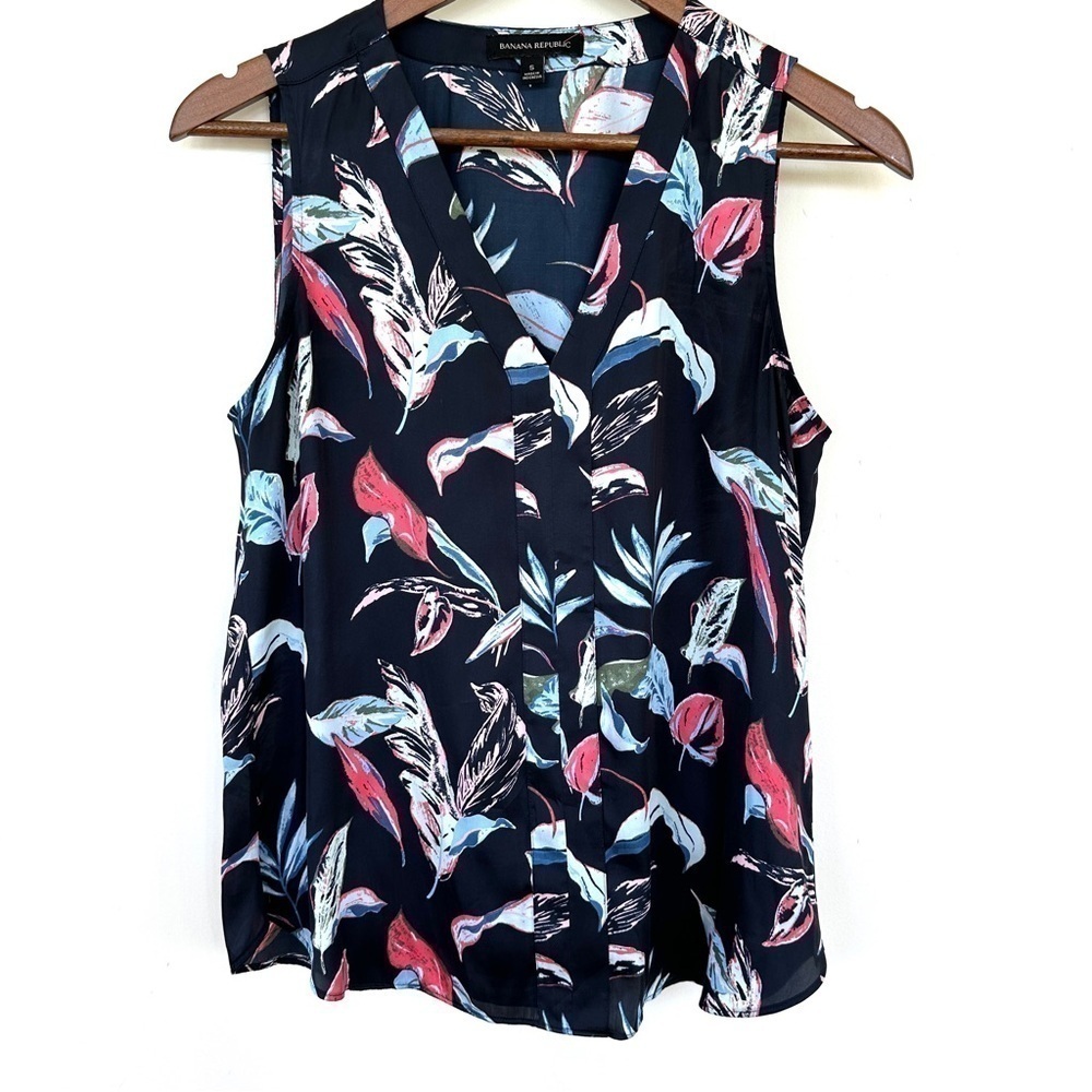 Banana Republic tank top with v-neck, loose fitting, tropical print